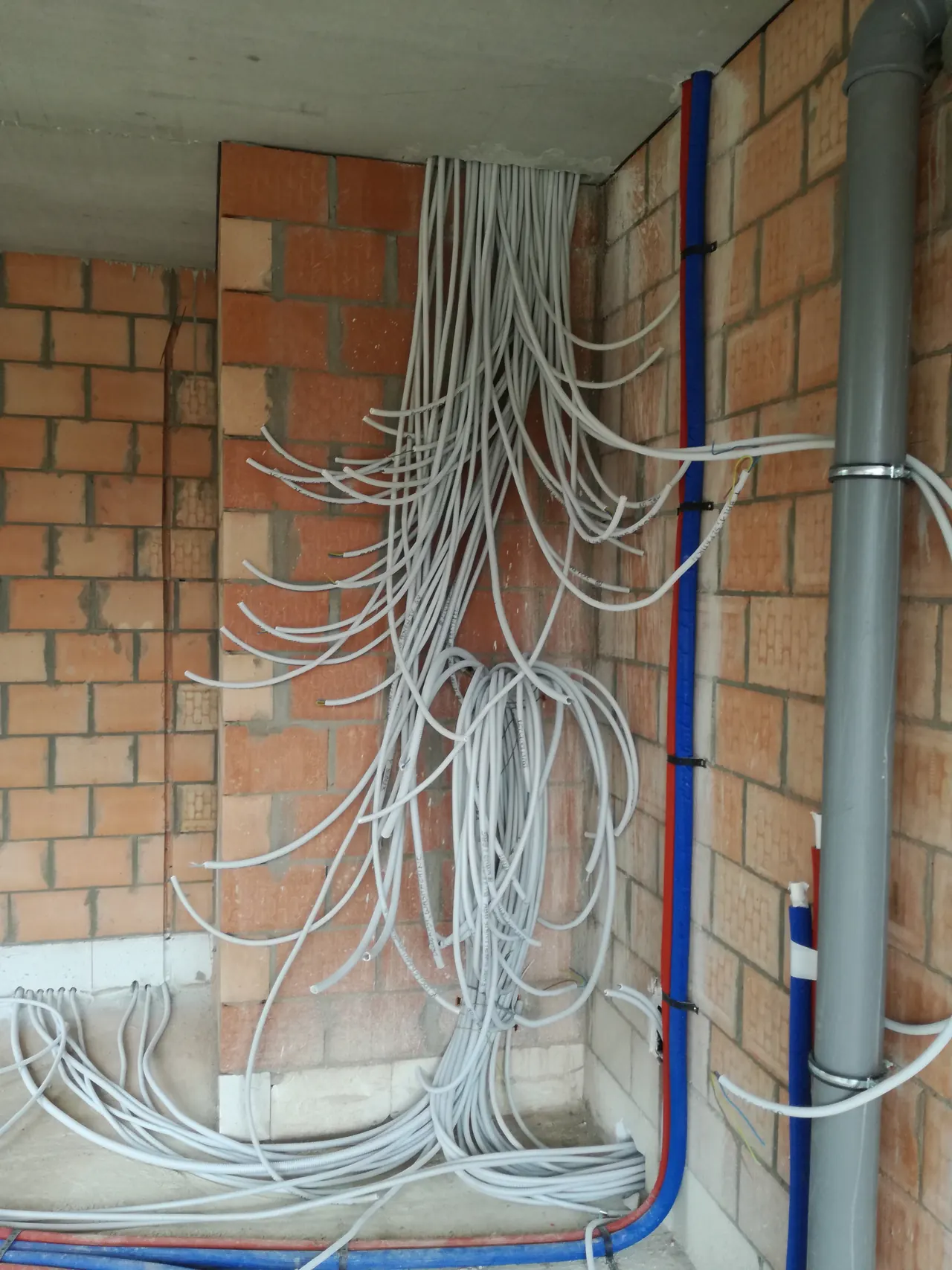Bekabeling voor de elektrische installatie in een woning in ruwbouw
