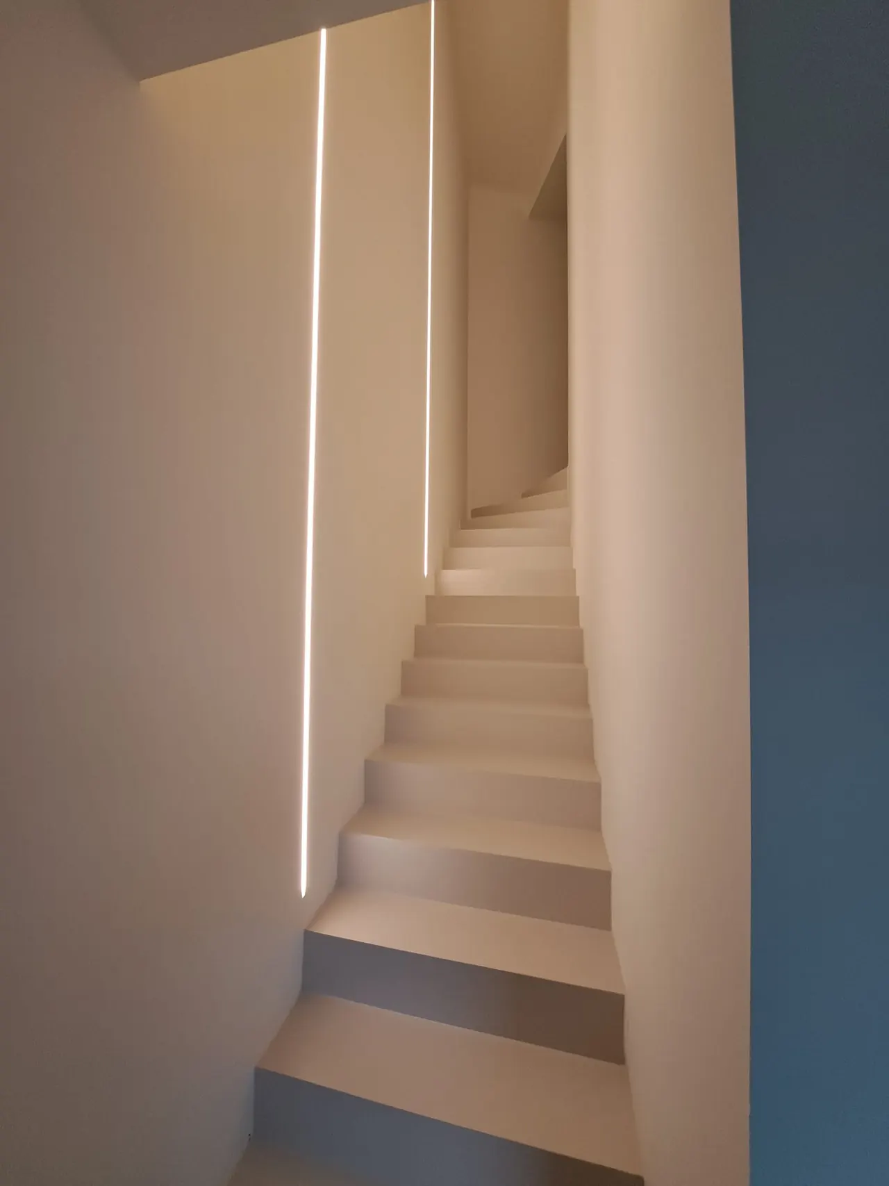 Trap met een ingewerkte ledstrip als indirecte verlichting
