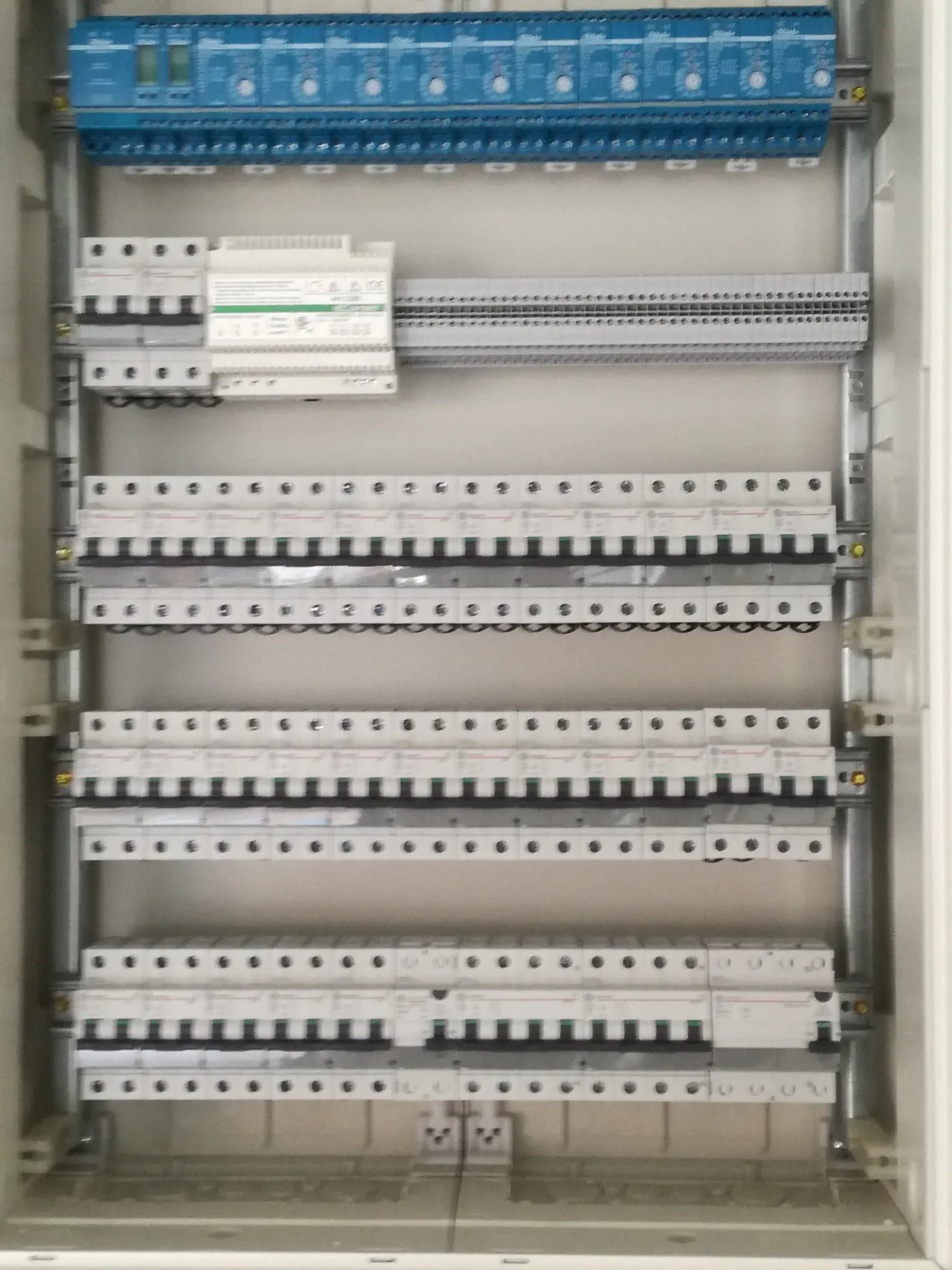 Open verdeelbord met rijen automaten en differentieelschakelaars