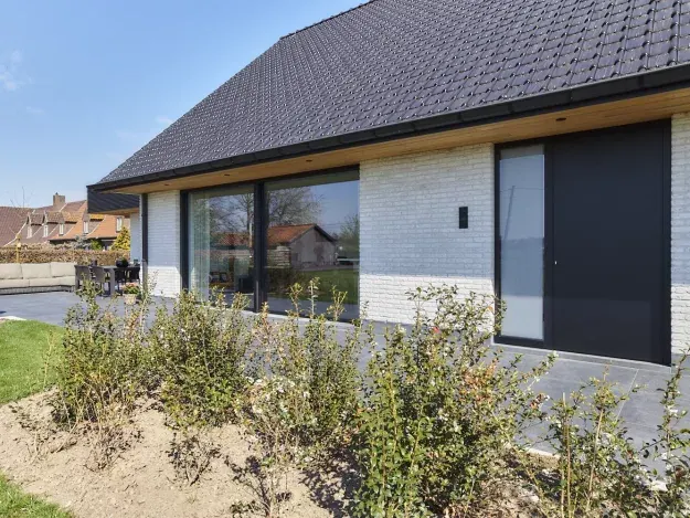 Woning met Allura aluminium ramen en een brede raampartij