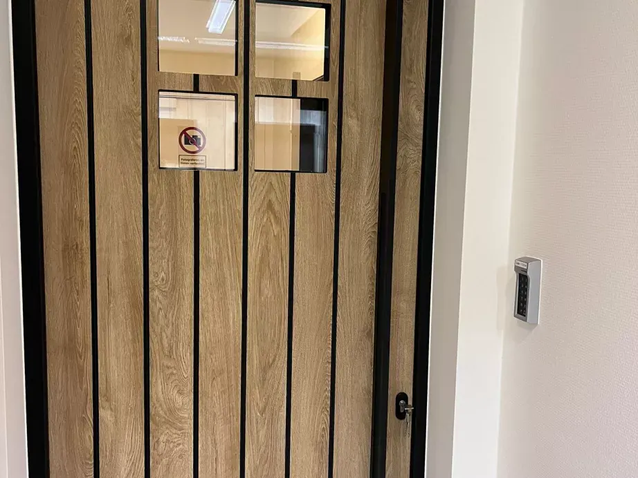 Voordeur met eiken houtlook en zwarte accenten