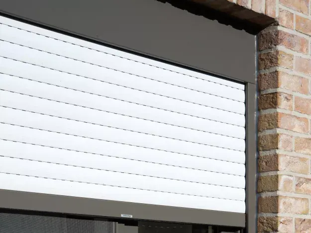 Opbouwrolluik met witte lamellen, geïntegreerd in het raam