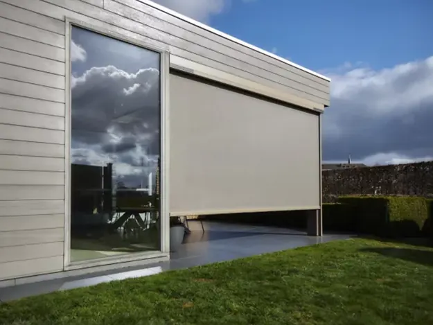 SolarFix screen op zonne-energie voor een grote schuifdeur