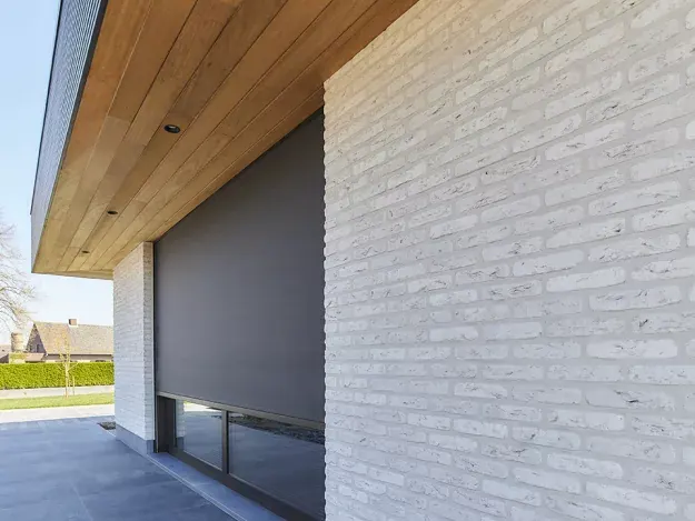 Ingebouwde SolFix IN screen onder een houten dakoversteek