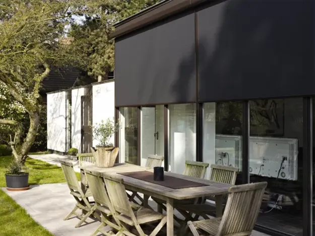 Donkere SolScreen screens boven een tuinterras