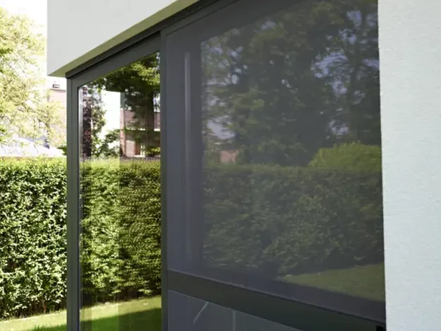 Vliegendeur met aluminium kader voor een terrasdeur
