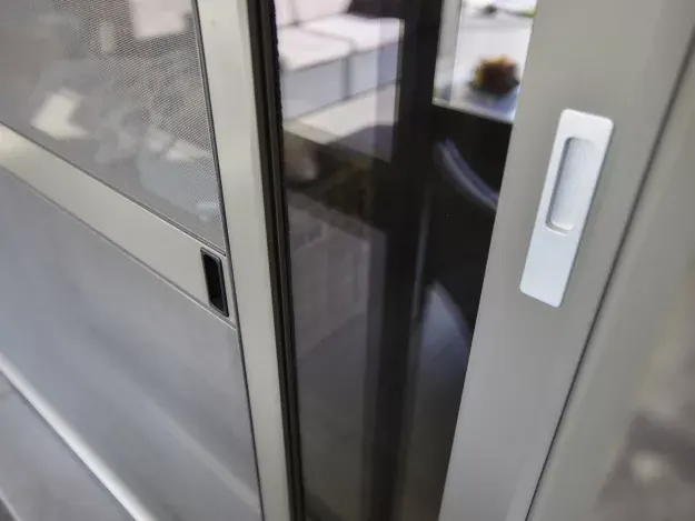 Detail van de greep van een vliegendeur