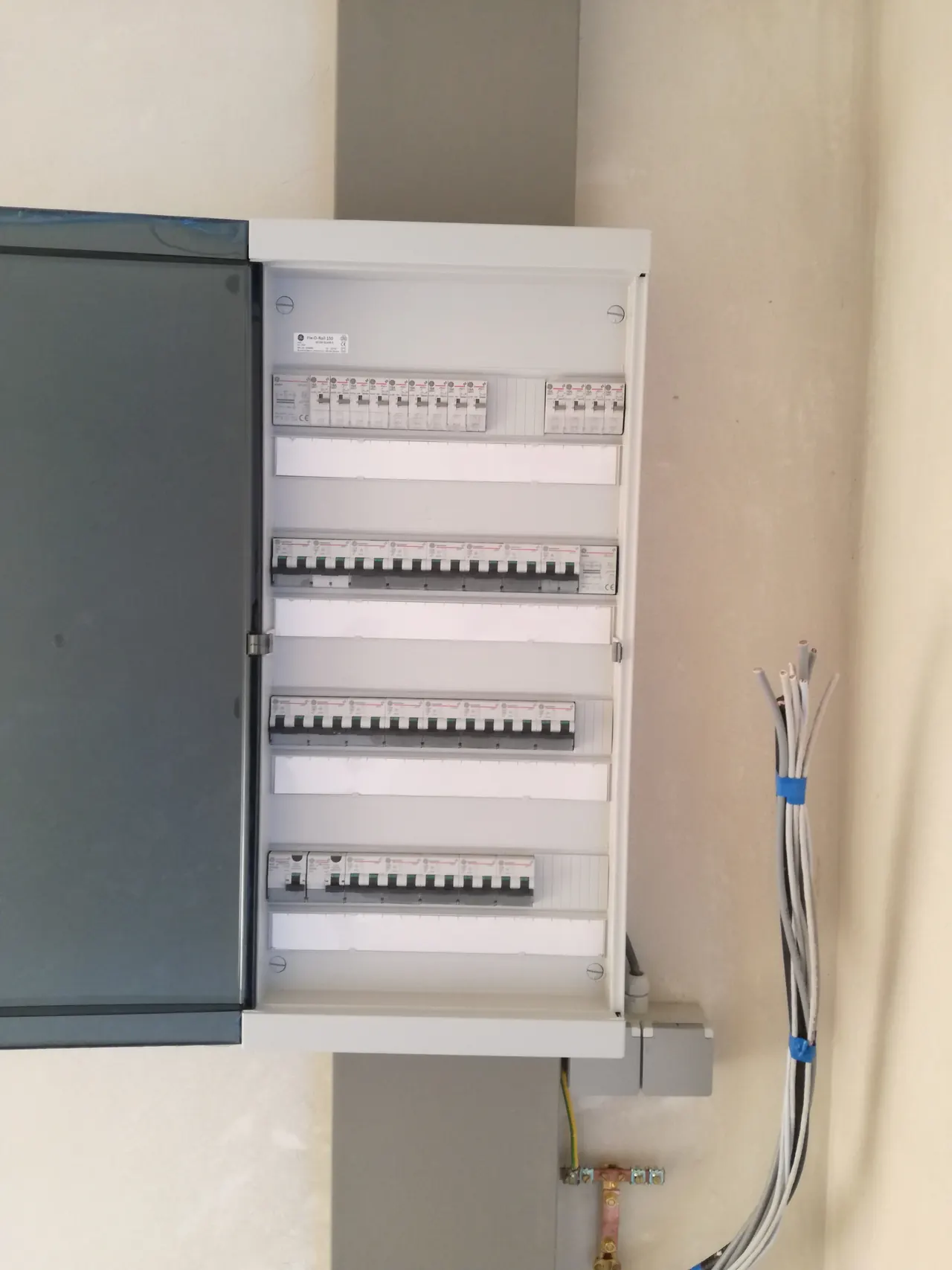 Nieuwe zekeringkast met automaten en aardlekschakelaars in een nieuwbouw
